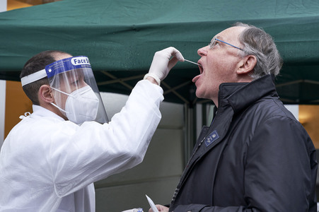 Stephan Weil besucht Seniorenheim in Hannover