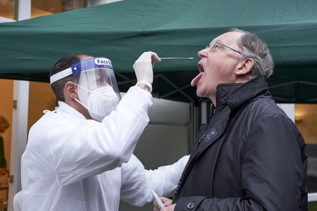 Stephan Weil besucht Seniorenheim in Hannover