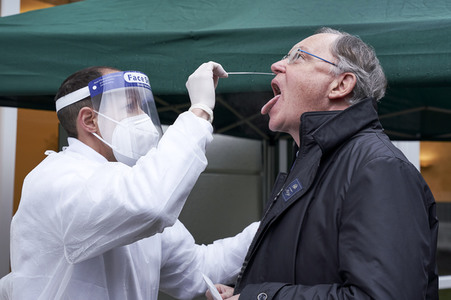 Stephan Weil besucht Seniorenheim in Hannover