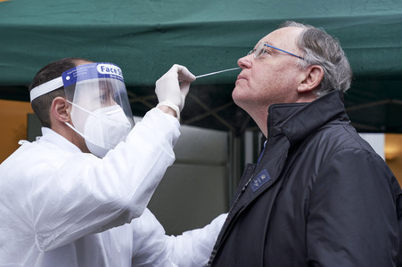 Stephan Weil besucht Seniorenheim in Hannover