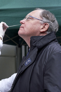 Stephan Weil besucht Seniorenheim in Hannover