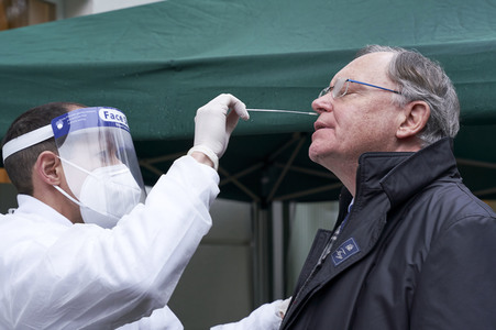 Stephan Weil besucht Seniorenheim in Hannover