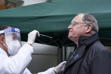 Stephan Weil besucht Seniorenheim in Hannover