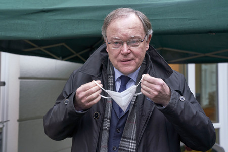 Stephan Weil besucht Seniorenheim in Hannover