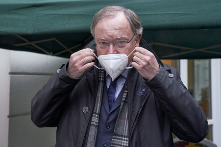 Stephan Weil besucht Seniorenheim in Hannover