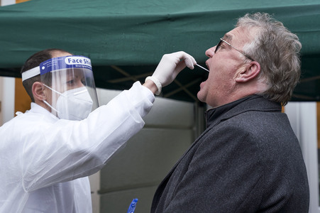 Stephan Weil besucht Seniorenheim in Hannover