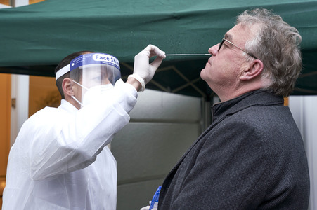 Stephan Weil besucht Seniorenheim in Hannover