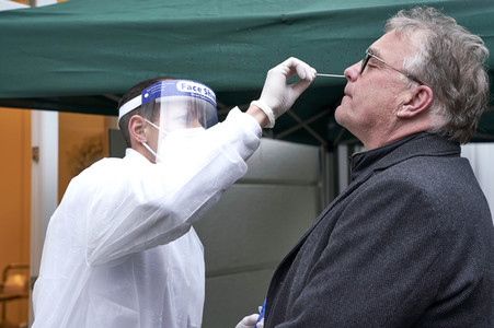 Stephan Weil besucht Seniorenheim in Hannover