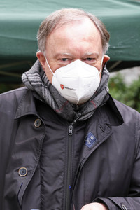 Stephan Weil besucht Seniorenheim in Hannover