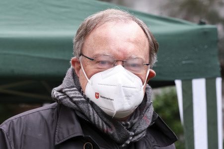 Stephan Weil besucht Seniorenheim in Hannover