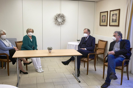 Stephan Weil besucht Seniorenheim in Hannover