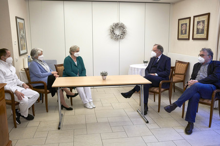 Stephan Weil besucht Seniorenheim in Hannover