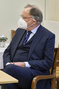 Stephan Weil besucht Seniorenheim in Hannover