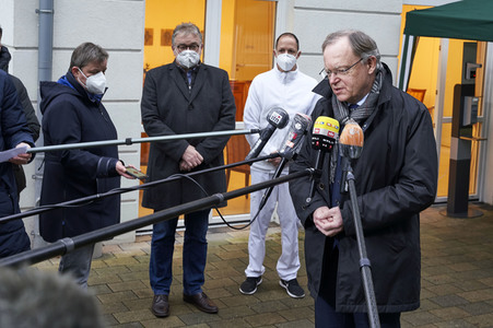 Stephan Weil besucht Seniorenheim in Hannover