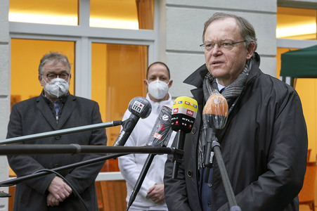 Stephan Weil besucht Seniorenheim in Hannover