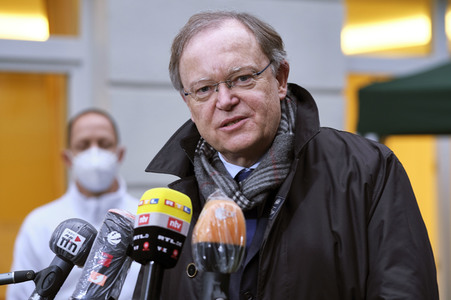 Stephan Weil besucht Seniorenheim in Hannover