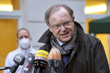 Stephan Weil besucht Seniorenheim in Hannover