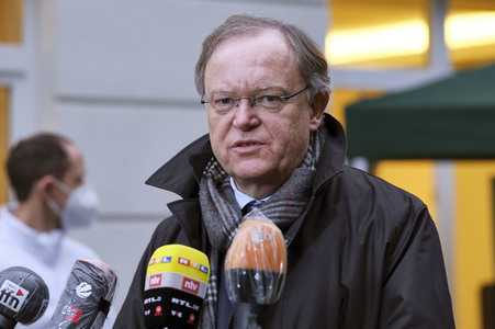 Stephan Weil besucht Seniorenheim in Hannover