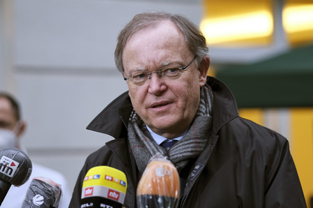 Stephan Weil besucht Seniorenheim in Hannover