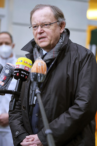 Stephan Weil besucht Seniorenheim in Hannover