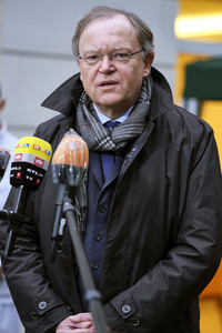 Stephan Weil besucht Seniorenheim in Hannover