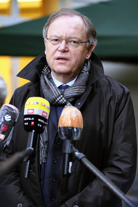 Stephan Weil besucht Seniorenheim in Hannover