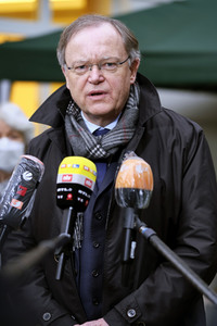 Stephan Weil besucht Seniorenheim in Hannover