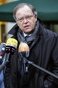 Stephan Weil besucht Seniorenheim in Hannover