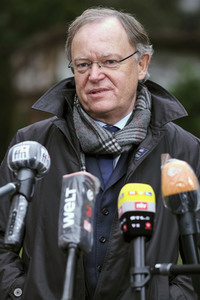 Stephan Weil besucht Seniorenheim in Hannover