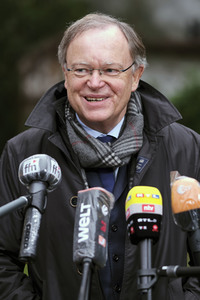 Stephan Weil besucht Seniorenheim in Hannover