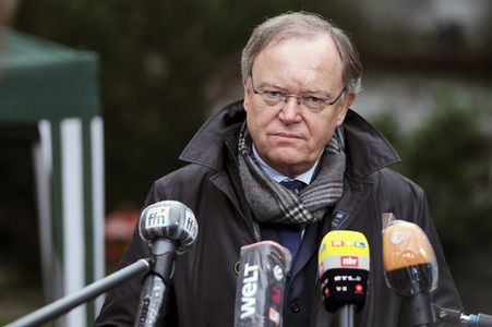 Stephan Weil besucht Seniorenheim in Hannover