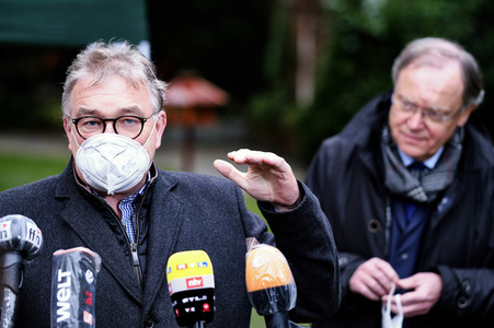 Stephan Weil besucht Seniorenheim in Hannover