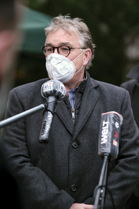 Stephan Weil besucht Seniorenheim in Hannover