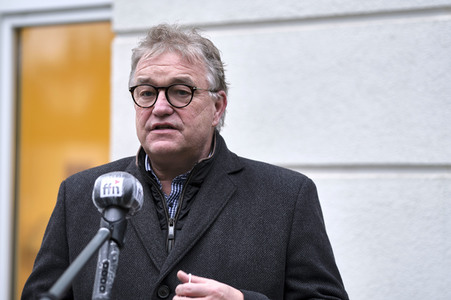 Stephan Weil besucht Seniorenheim in Hannover