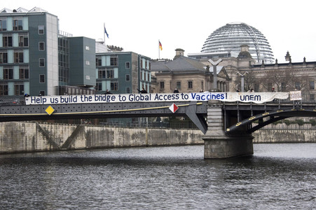 Plakataktion der Universities Allied for Essential Medicines in Berlin