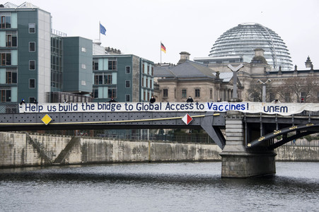 Plakataktion der Universities Allied for Essential Medicines in Berlin