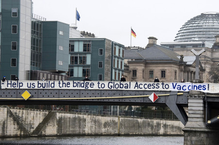 Plakataktion der Universities Allied for Essential Medicines in Berlin