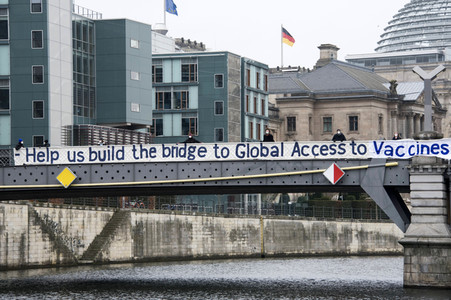 Plakataktion der Universities Allied for Essential Medicines in Berlin