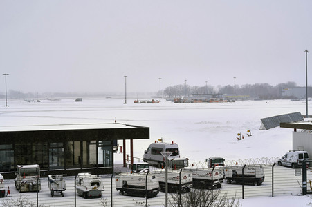 Wintereinbruch am Flughafen in Hannover