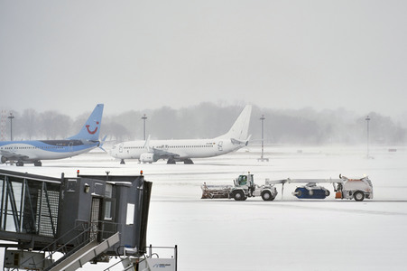 Wintereinbruch am Flughafen in Hannover
