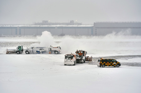 Wintereinbruch am Flughafen in Hannover