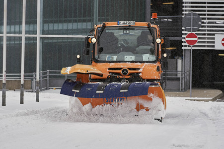 Wintereinbruch am Flughafen in Hannover