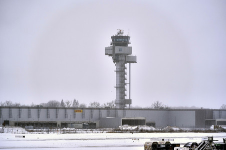 Wintereinbruch am Flughafen in Hannover
