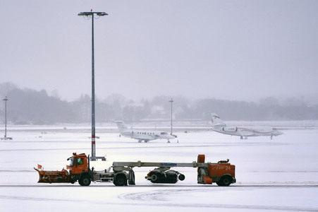 Wintereinbruch am Flughafen in Hannover