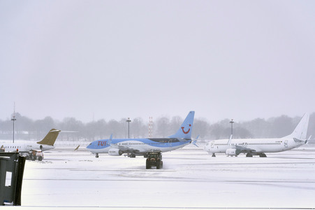 Wintereinbruch am Flughafen in Hannover