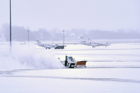 Wintereinbruch am Flughafen in Hannover
