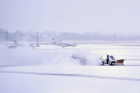 Wintereinbruch am Flughafen in Hannover