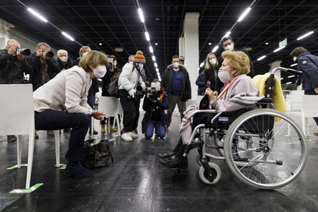 Eröffnung des Impfzentrums in der Koelnmesse in Köln