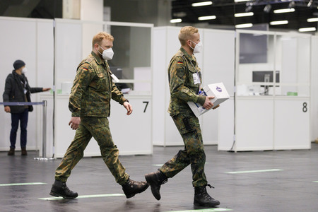 Eröffnung des Impfzentrums in der Koelnmesse in Köln