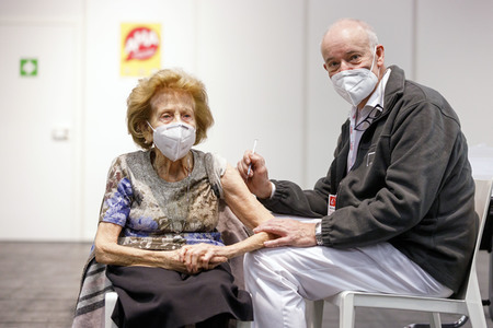 Eröffnung des Impfzentrums in der Koelnmesse in Köln